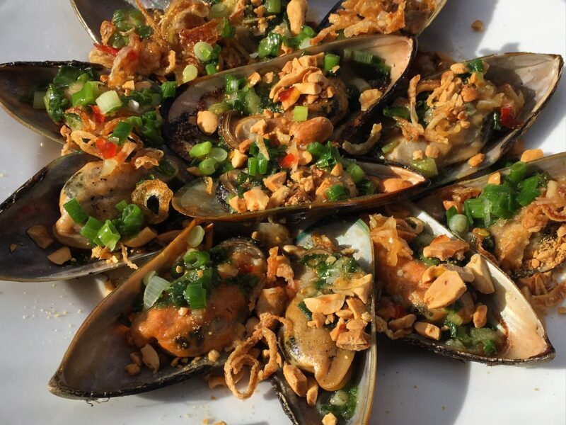 Vietnamese Grilled Scallion Oil Mussels